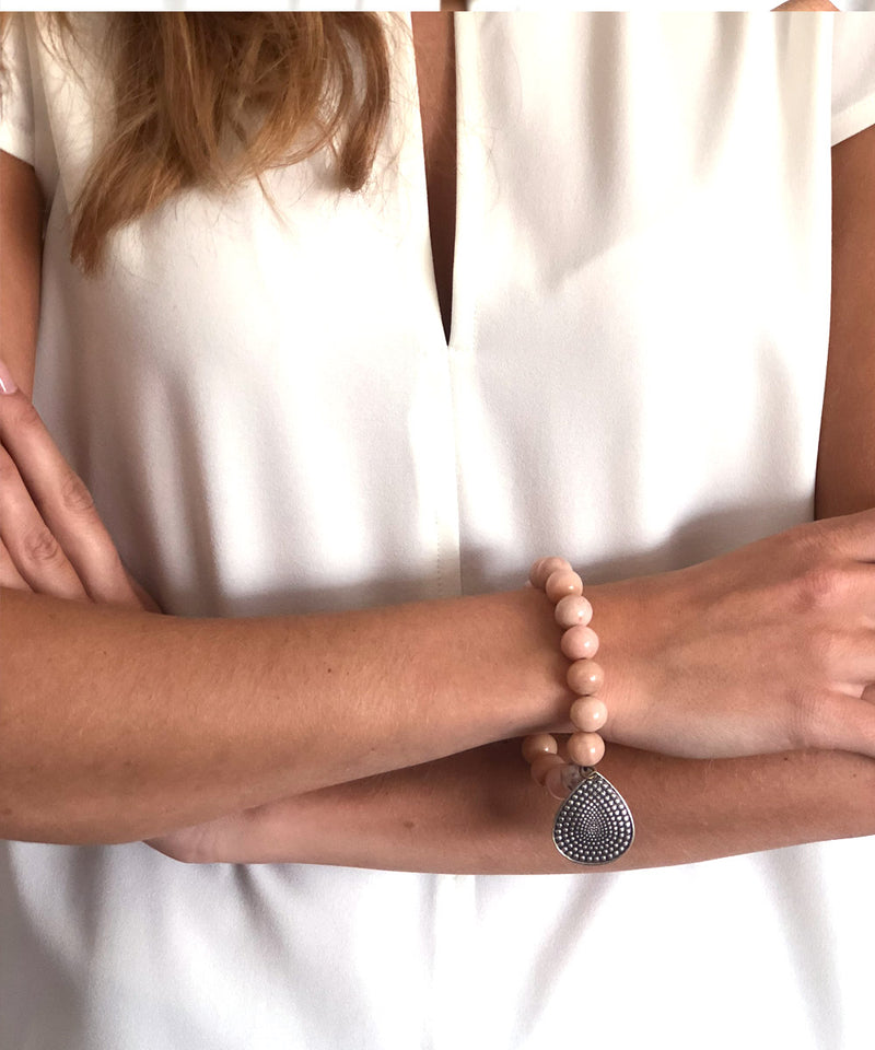 editions-lessisrare-bijoux-bracelet-lhassa-en-opales-roses-et-charm Editions LESSisRARE Bijoux