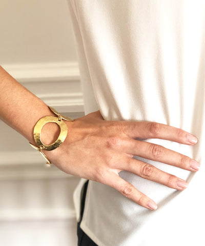 Bracelet anneau métal doré carole saint germes porté