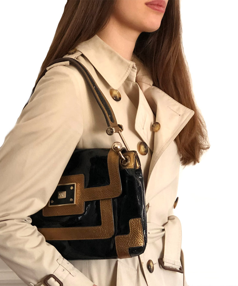 anya-hindmarch-sac-a-main-en-cuir-vernis-noir-et-or