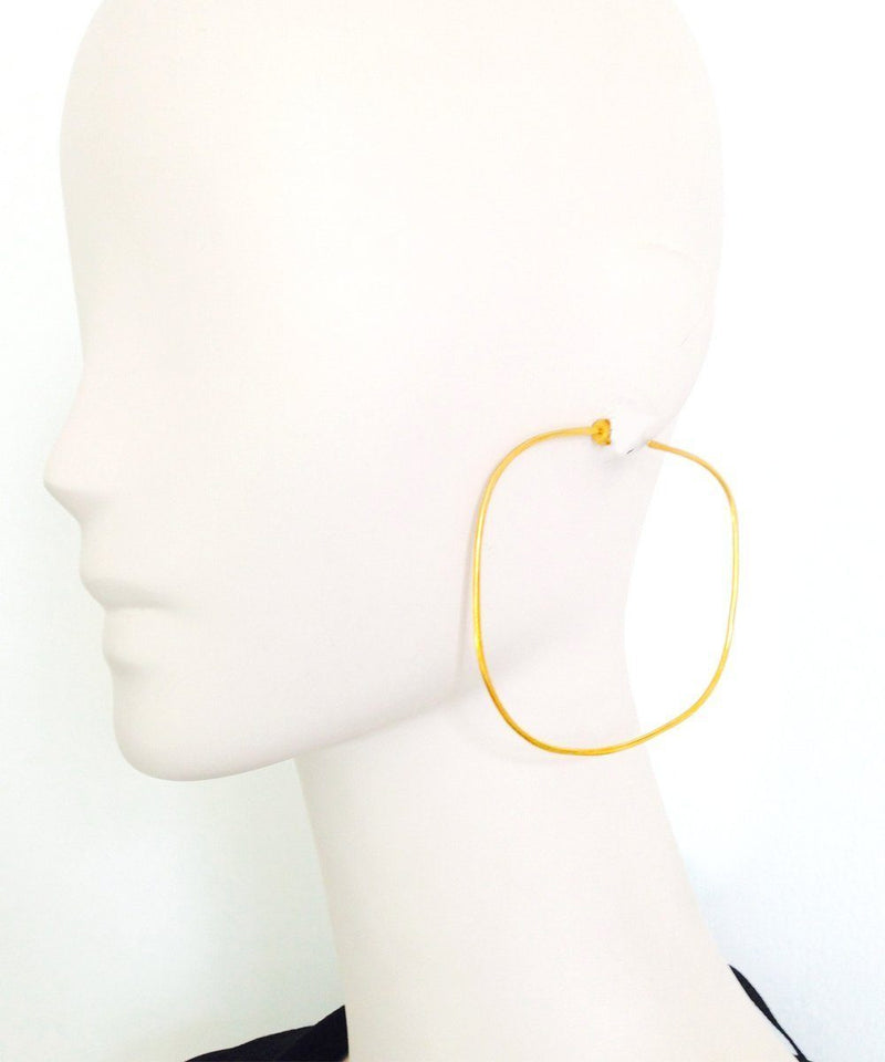 eloïse-fiorentino-boucles-doreilles-creoles-carrees-au-fil-de-leau-dore