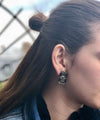 Boucles d'oreille clip rectangle noires Editions LESSisRARE Bijoux portées