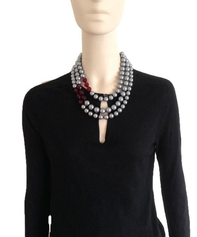 flotb-collier-de-perles-3-rangs-grises-et-cristaux-bordeaux porté