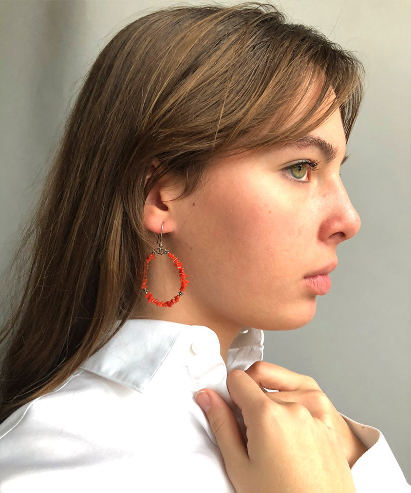 petites-creoles-en-corail-et-argent