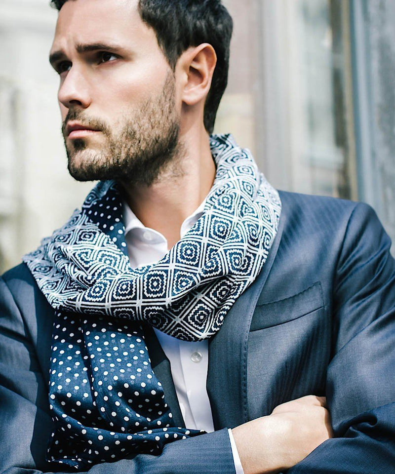 Echarpe-motif-bleu-pour-homme Editions LESSisRARE