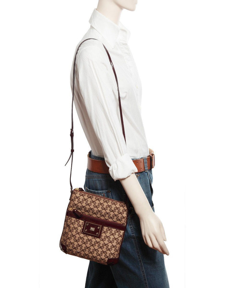 anya-hindmarch-sac-pochette-hands-free-en-toile-logo.jpg