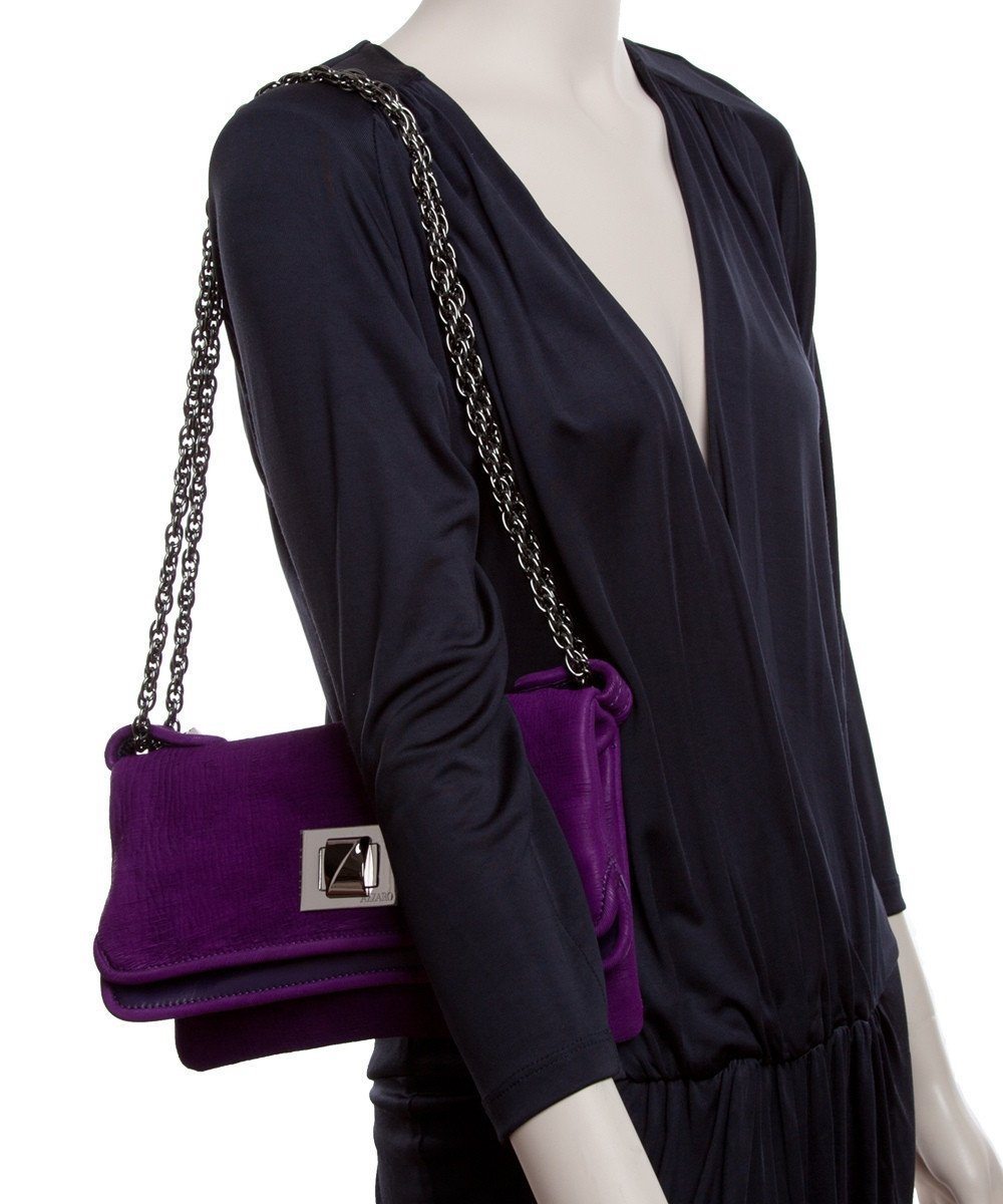 Azzaro sac-pochette-Hangzou-en-velours-violet porté