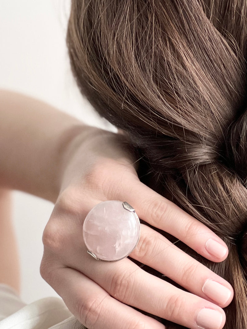 Big round mother-of-pearl ring in silver