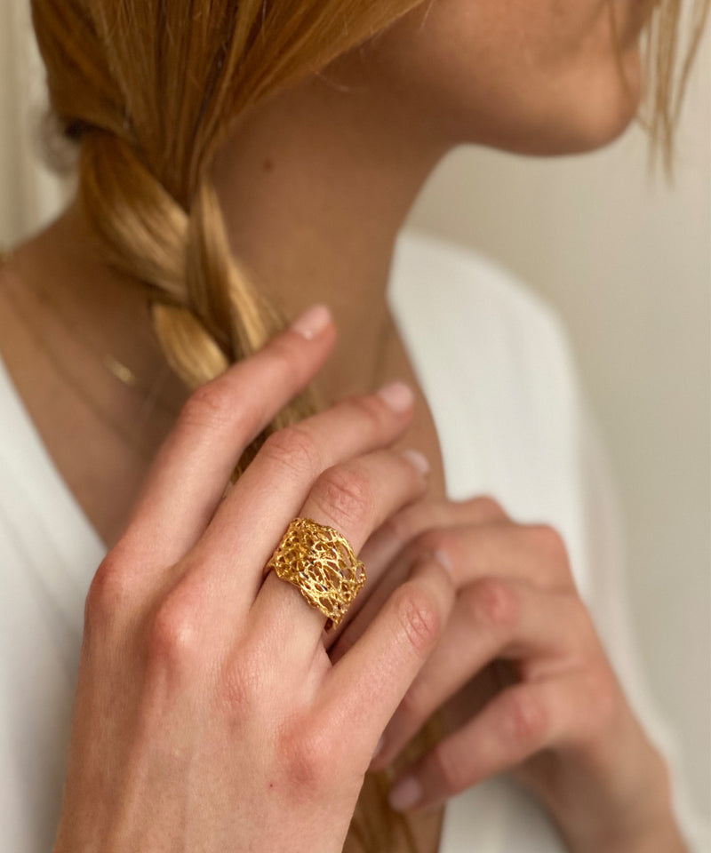 Bague maillage dorée - Tina Kotsoni