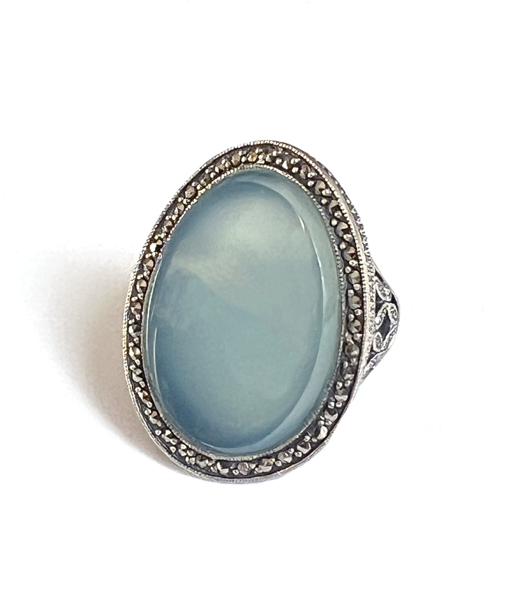 Grosse bague cabochon calcédoine bleue argent et marcassites art déco
