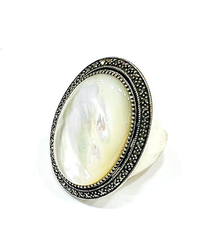 Grosse bague nacre ovale cabochon en argent et marcassites - Métron