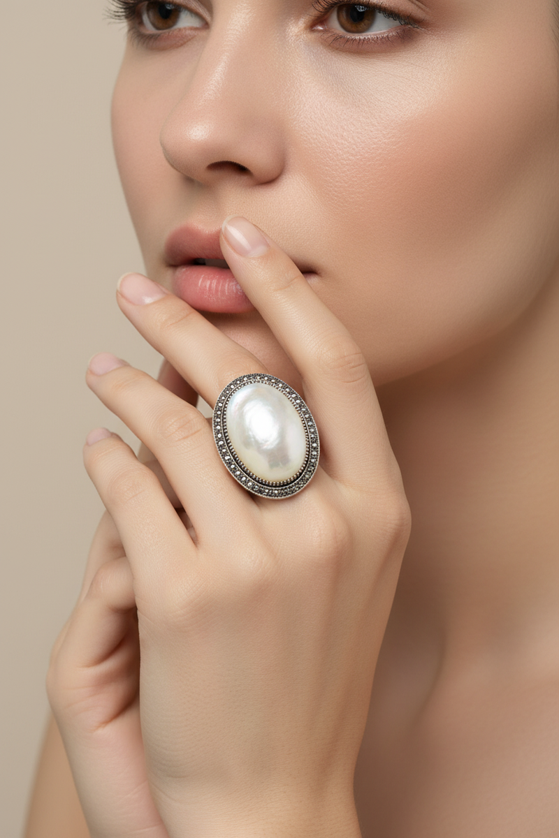 Grosse bague nacre ovale cabochon en argent et marcassites - Métron