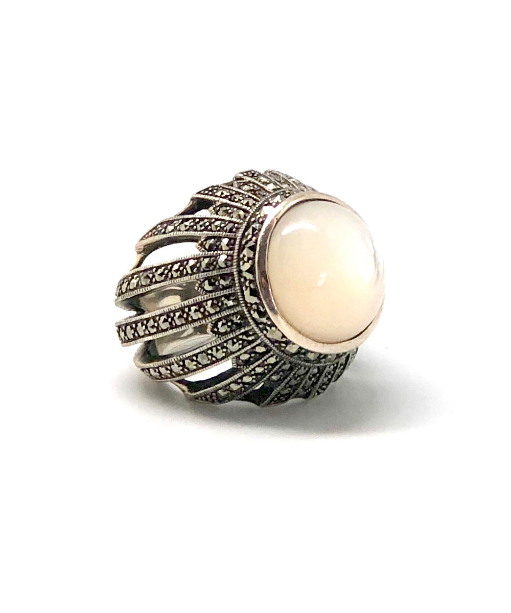 Grosse bague cabochon nacre, argent et marcassites de style art déco