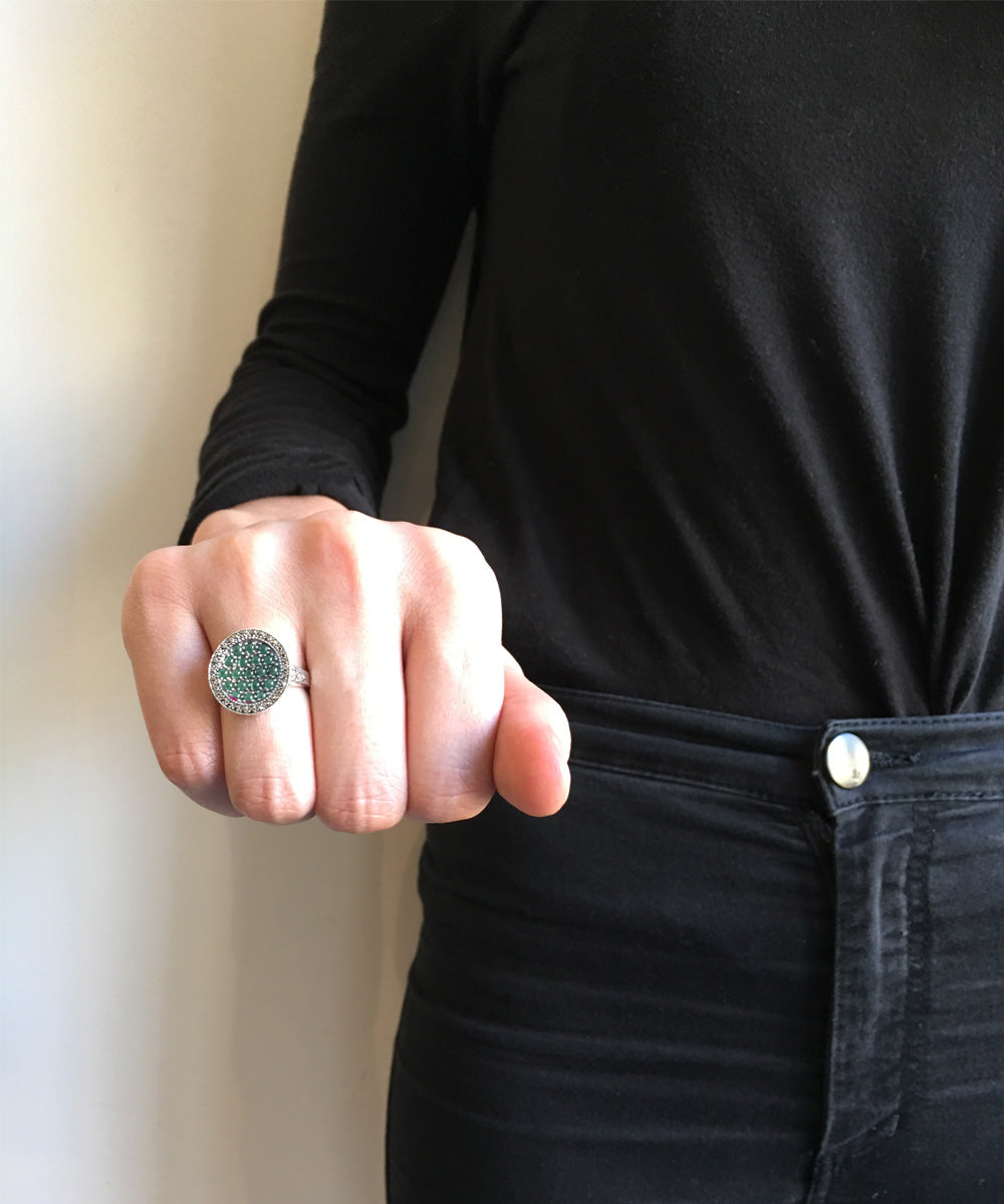 bague ronde aregnt eméraude et marcassites portée