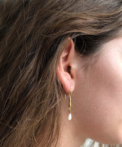 Eloise fiorentino hammered earrings, fine gold gilding and mother-of-pearl - "Cocoon" worn
