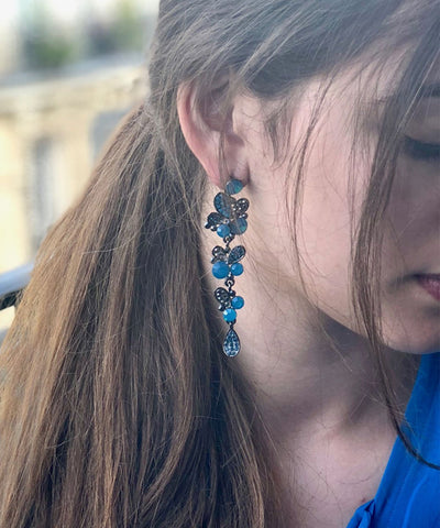 Boucles d'oreille grappes bleues Editions LESSisRARE Bijoux portées