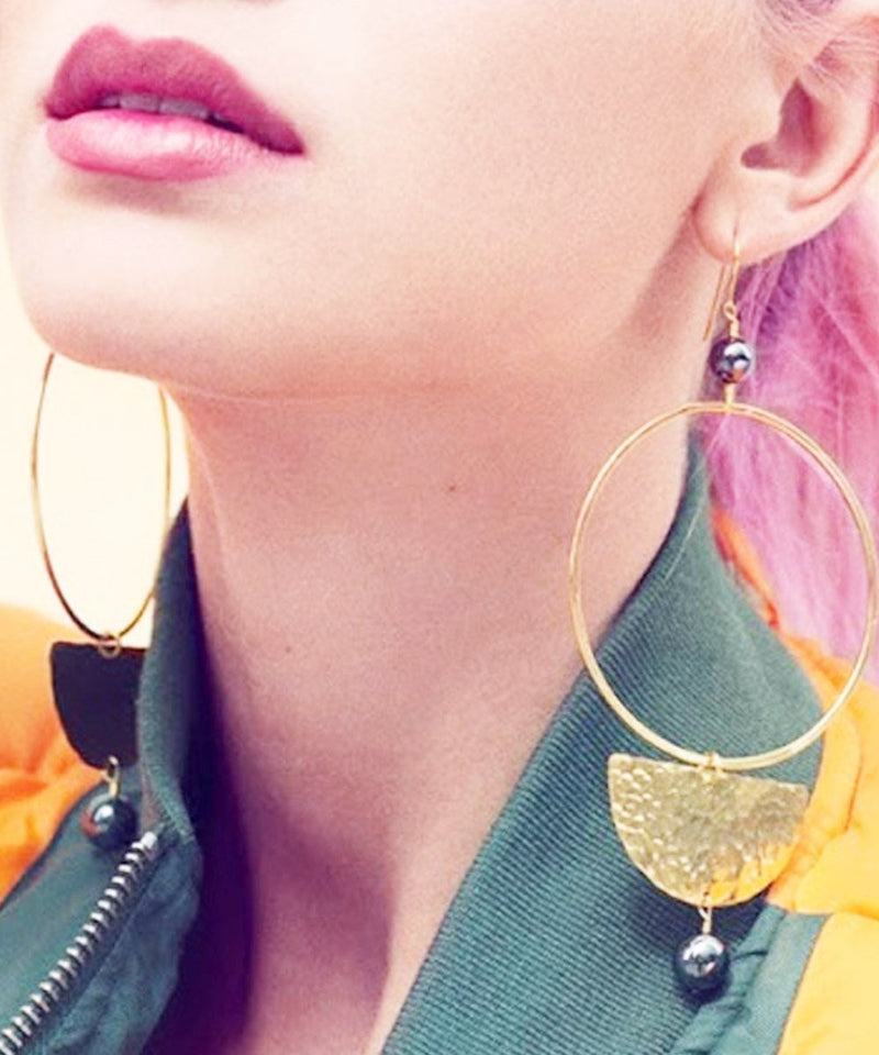 Oversized golden clip earrings - "Gold and pallor" - Eloïse Fiorentino