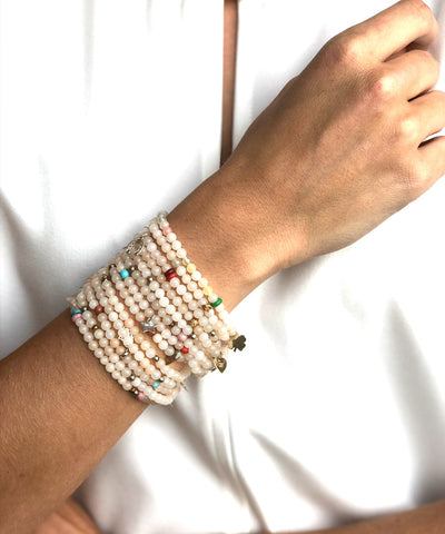 bracelet-13-bracelets-perles-blanches-charms-portés