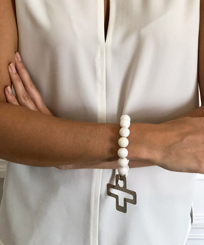 grand-bracelet-perles blanches-pendentif-croix- Editions LESSisRARE Bijoux porté