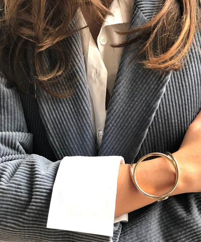 bracelet-manchette-cercle-porté Editions LESSisRARE Bijoux