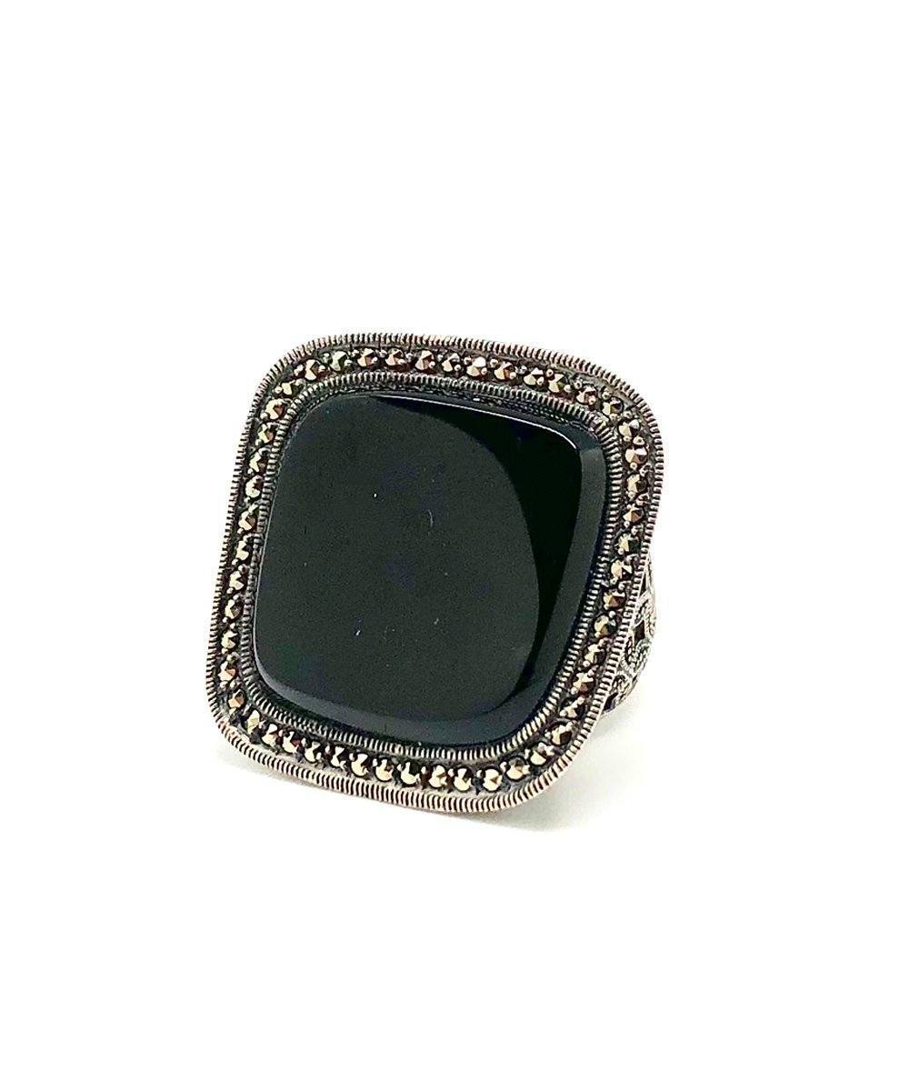 Grosse-bague-onyx-argent-carrée