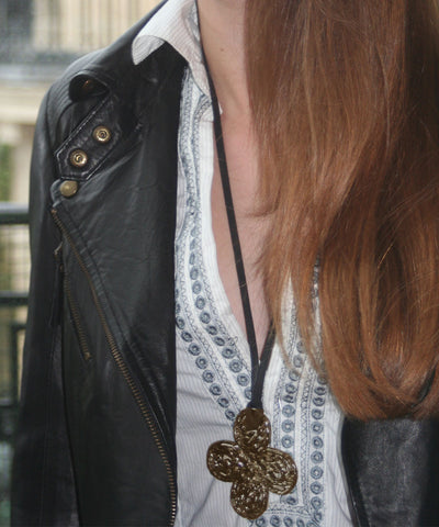 carole-saint-germes-collier-pendentif-trefle-metal-bronze-porté