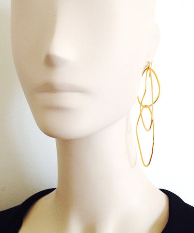 Boucles d'oreilles Trio d'anneaux dorés - "Mirages" eloïse fiorentino portées