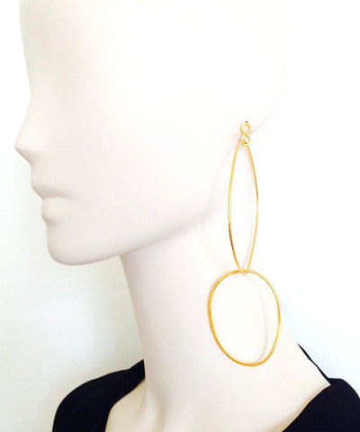 Duo earrings with golden rings - "Au fil de l'eau" by Eloise Fiorentino worn 1