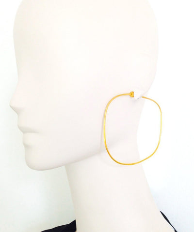 eloïse-fiorentino-square-creole-earrings-au-fil-de-leau-dore worn
