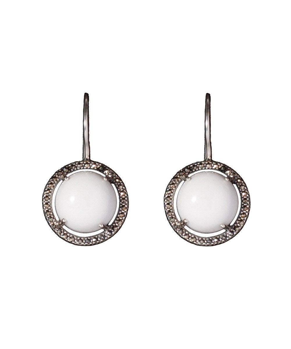 Boucles d'oreilles dormeuses en agates blanches, marcassites et argent créateur Boucles d'oreilles