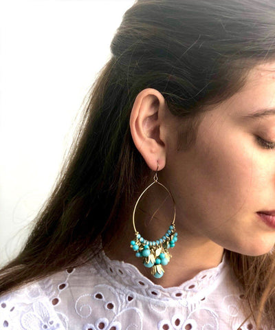 Boucles d'oreilles créoles Andalouse turquoises Editions LESSisRARE Bijoux porté