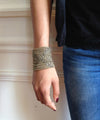 bracelet-manchette-en-maille-metal-vieilli-dore porté Editions LESSisRARE Bijoux