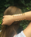 bracelet-métal-ajouré-manchette-doré Editions LESSisRARE Bijoux porté 1