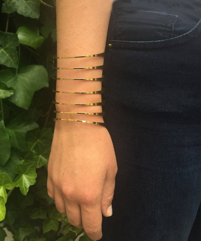 bracelet-métal-ajouré-manchette-doré porté Editions LESSisRARE Bijoux