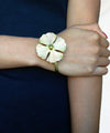 bracelet-fleur-trèfle-doré Editions LESSisRARE Bijoux porté