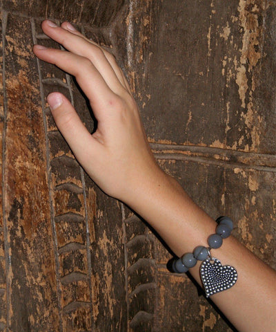 editions-lessisrare-bijoux-bracelet-lhassa-en-agate-grise-pendentif-coeur porté 2