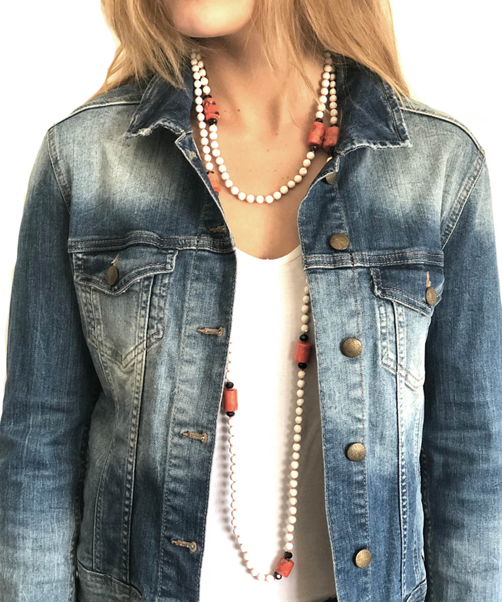 sautoir-blanc-en-pierre-de-lave-blanche-et-corail porté