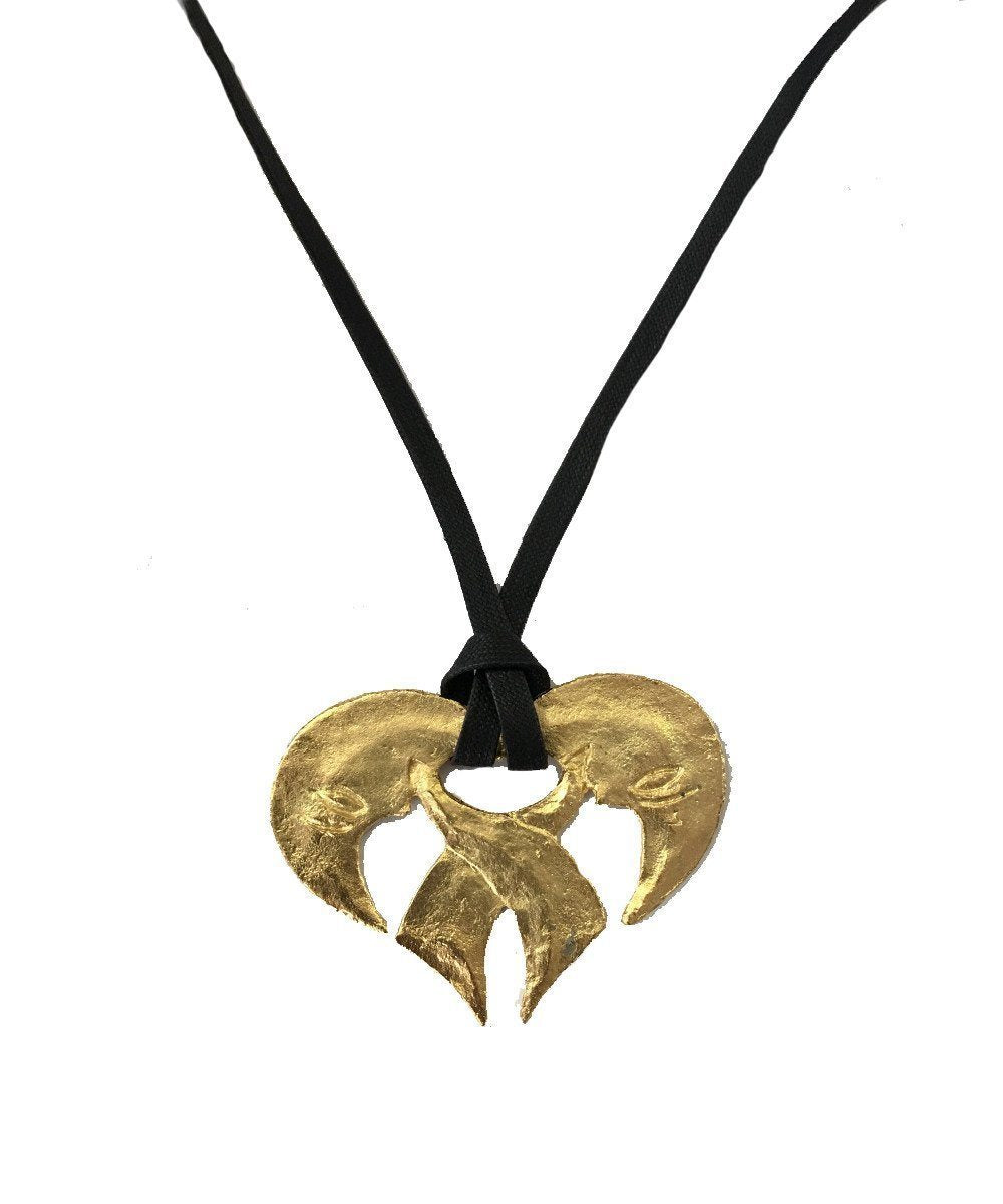carole-saint-germes-pendentif-coeur-lunes-metal-dore-martele