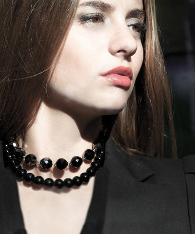 choker-necklace-choker-pearls-black-double-row-worn 1 FlotB