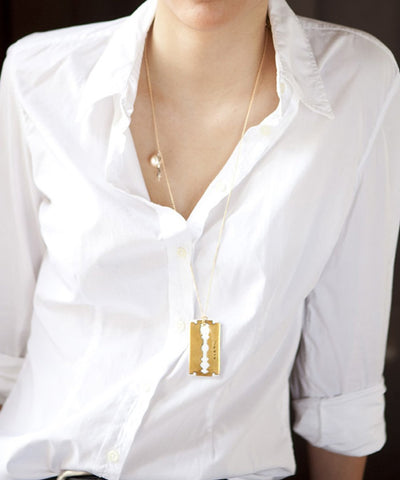 collier-lame-de-rasoir-en-porcelaine-plaque-or-porté