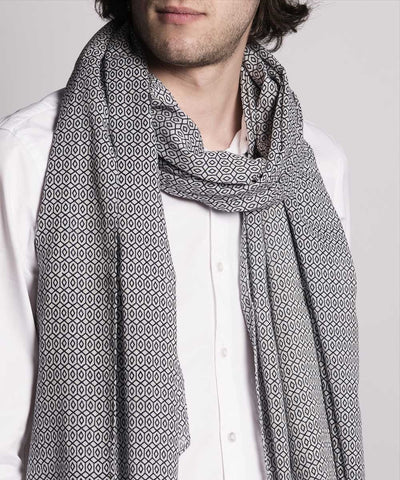 scarf-gray-a-pattern-for-men worn Editions LESSisRARE 1