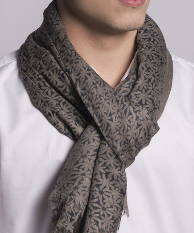 scarf-flower-beige-for-man Editions LESSisRARE worn