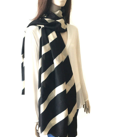denovembre-scarf-in-silk-black-and-white-worn