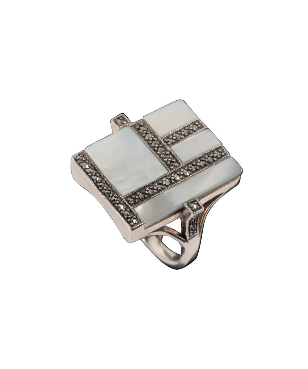 grosse-bague-nacre-blanche-en-argent-et-marcassites art déco