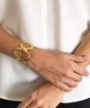 bracelet manchette carole saint germes 5 voeux doré porté