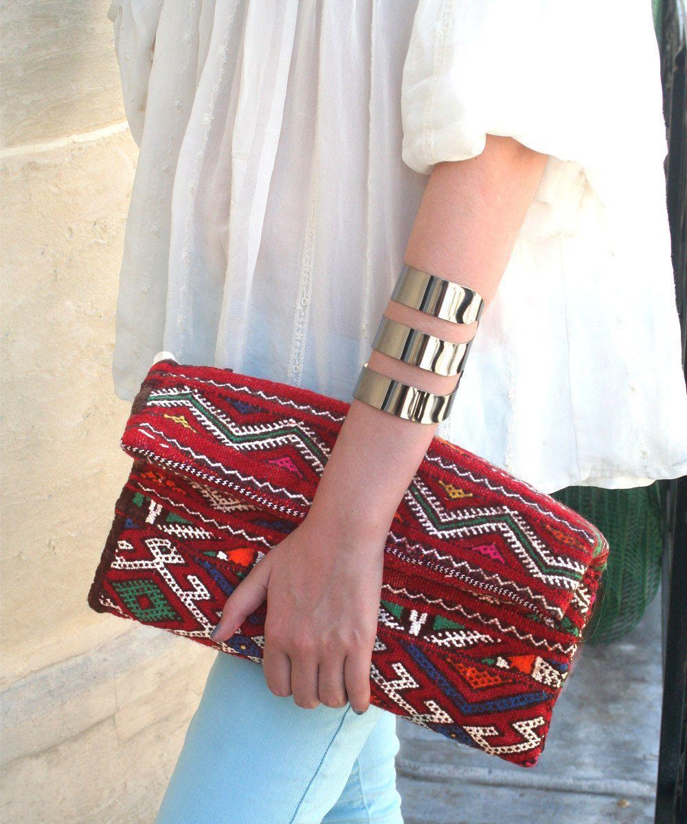 el-jenna-pochette-kilim-vague porté Editions LESSisRARE