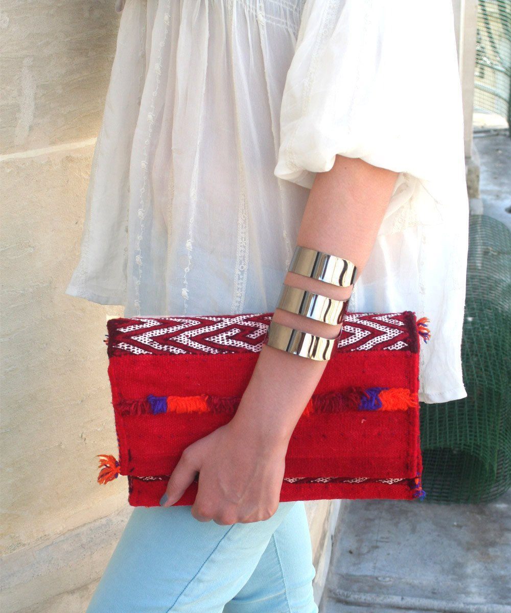 el-jenna-pochette-kilim-rouge Editions LESSisRARE porté