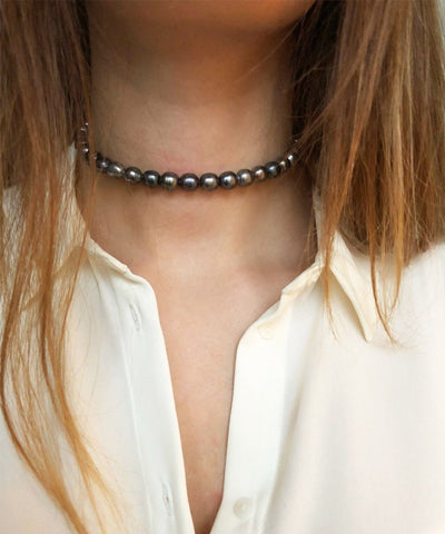 ras-de-cou-perles-grises-porté Editions LESSisRARE Perles