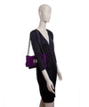Azzaro sac-pochette-Hangzou-en-velours-violet porté 1