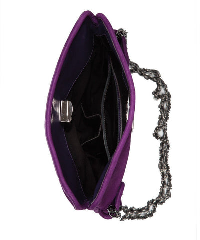Azzaro sac-pochette-Hangzou-en-velours-violet porté 3